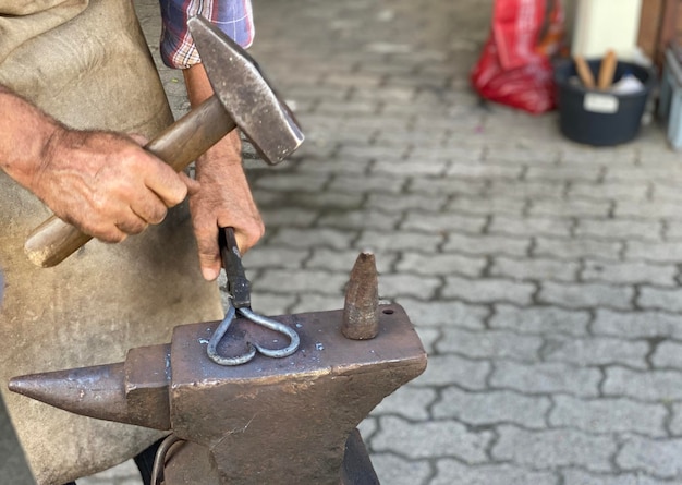 写真 ワークショップで働く男性のカットされた画像