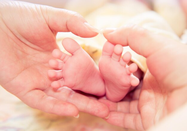 写真 赤ちゃん の 足 を 触っ て いる 親 の 剪定 さ れ た 画像