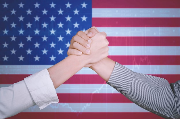 Фото Обрезка изображения людей, держащихся за руки перед российским и американским флагами