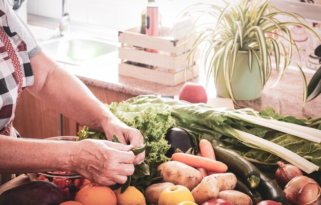 写真 料理を準備している人のカットされた画像