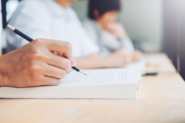 写真 図書館で勉強している学生のクロップされた画像