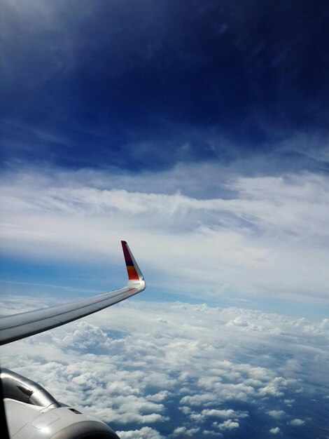 写真 雲の空に照らされた列車のクロップされた画像