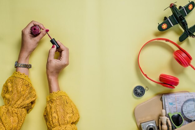 写真 黄色いテーブルの女性のカットされた画像