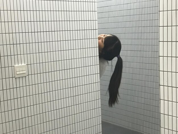 사진 욕실 벽 에 있는 여자 의 절단 된 이미지