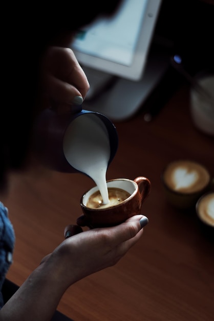 사진 카페 에서 커피 를 준비 하는 여자 의 절단 된 이미지