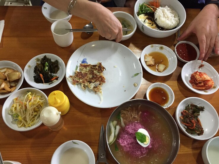 Photo 식당 에서 점심 을 먹는 사람 들 의 절단 된 사진