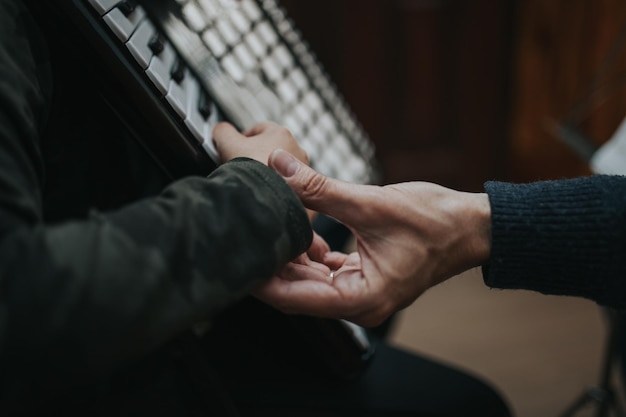 Foto immagine ritagliata di persone che suonano il pianoforte