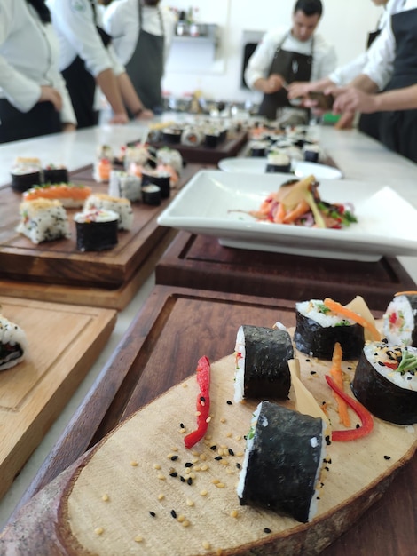 Photo cropped image of people preparing food on table