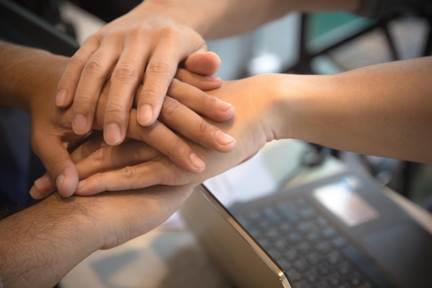 Foto immagine ritagliata di persone che impilano le mani