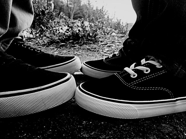 Photo cropped image of people wearing canvas shoes