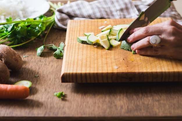zucchini를 잘라내는 사람의 절단된 이미지