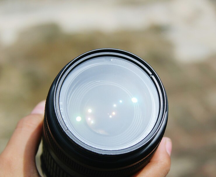 Photo カメラを握っている人のクロップされた画像