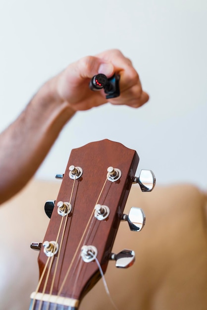 Foto immagine ritagliata di una persona che ripara la chitarra