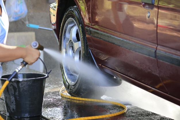 Photo cropped image of person washing car