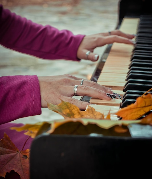 Foto immagine ritagliata di un pianista che suona il pianoforte