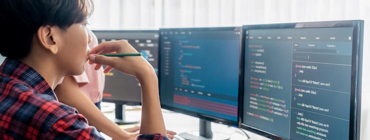 Photo 전문 프로그래머 팀 협업의 절단 이미지 웹 코딩에 대해 토론하는 동안 동료가 현대 회사 사무실에서 컴퓨터에 표시되는 자바 스크립트를 지적합니다 closeup burgeoning