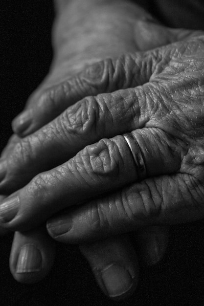 Foto immagine ritagliata delle mani di una persona anziana