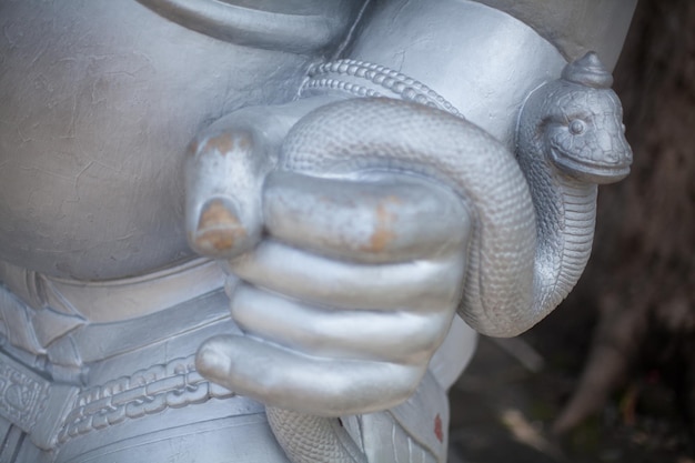 Foto immagine ritagliata della statua della guardia di colore argento