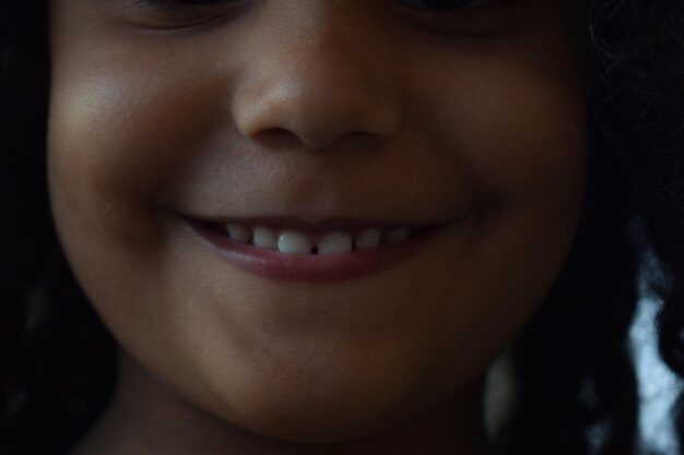 Photo cropped image of smiling girl