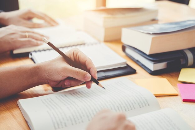 Foto immagine ritagliata di studenti che studiano in classe