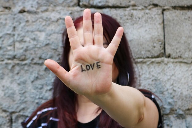 Photo cropped image of woman against wall