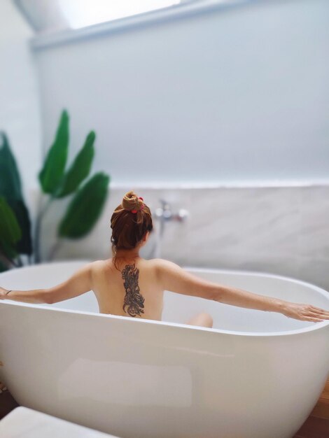 Foto immagine ritagliata di una donna in vasca da bagno