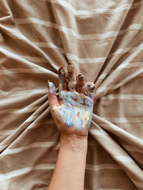 Photo cropped image of woman dirty hand on bed