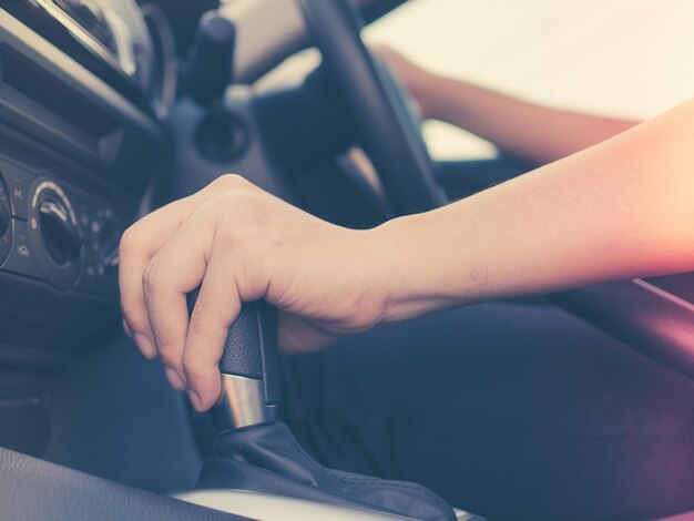 Photo cropped image of woman driving car