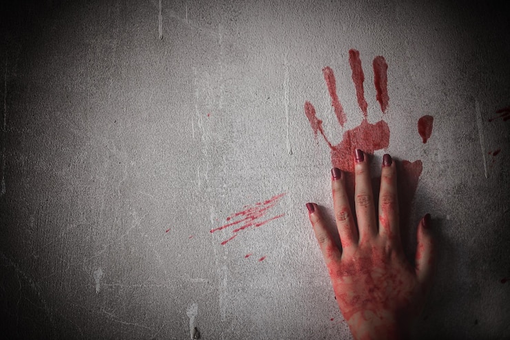Photo cropped image of woman hands with blood on wall