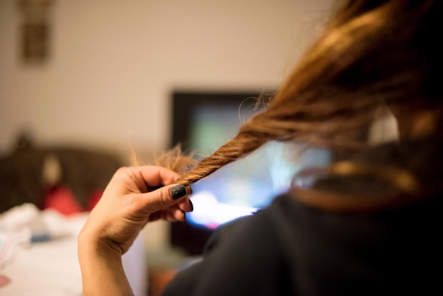 Обрезка изображения женщины, держащей волосы