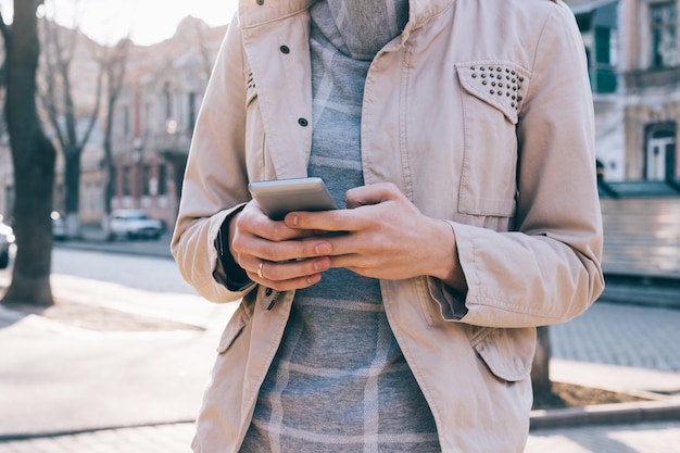 Immagine ritagliata di una donna in possesso di un telefono cellulare