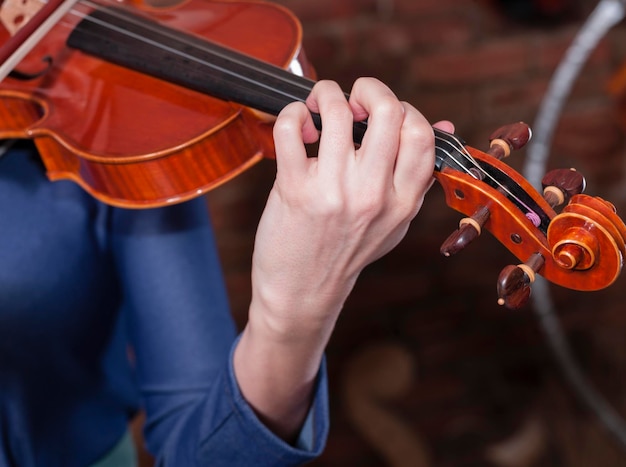 Foto immagine ritagliata di una donna che suona il violino a casa