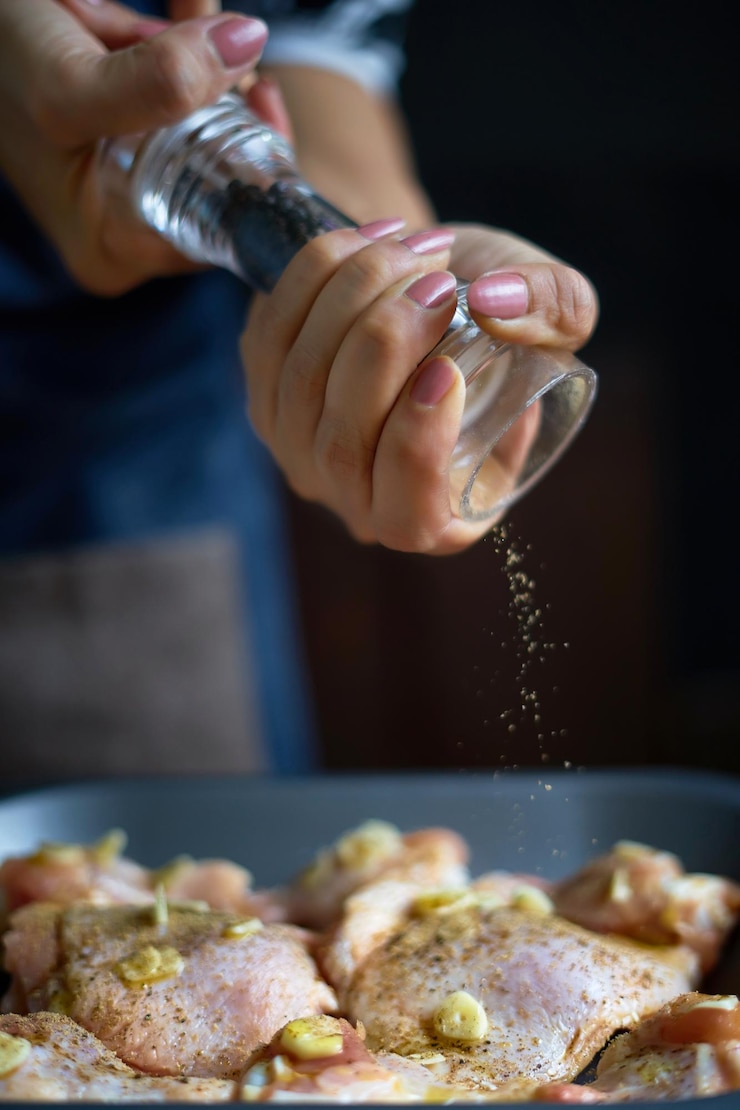 Photo cropped image of woman preparing food