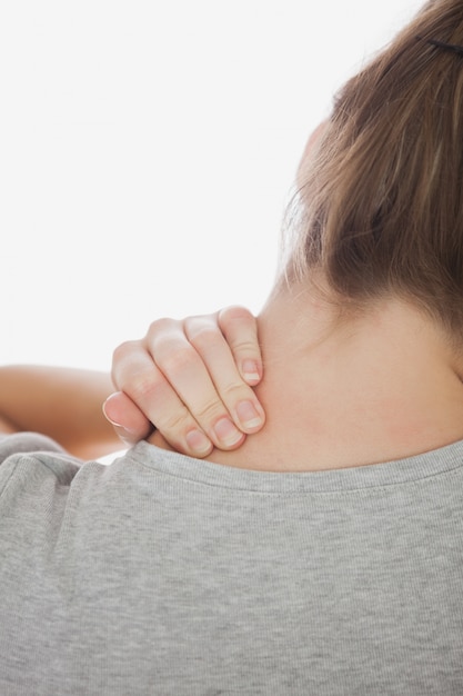 Foto immagine ritagliata della donna che soffre di mal di testa