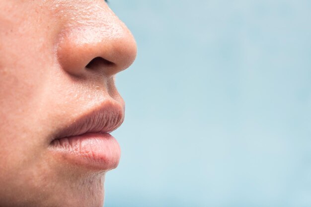 Photo cropped image of woman sweating by blue background