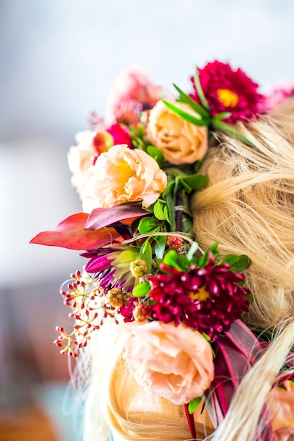 Foto immagine ritagliata di una donna che indossa fiori