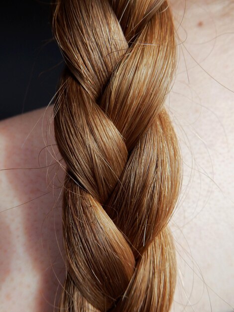 Foto immagine ritagliata di una donna con i capelli intrecciati