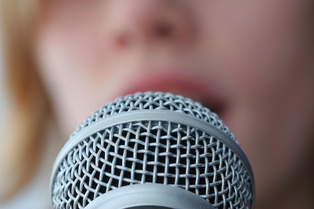 Foto immagine ritagliata di una donna con un microfono