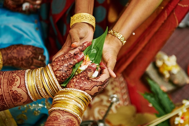 結婚式中の女性のカットされた画像