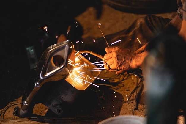 Photo cropped image of worker working in factory