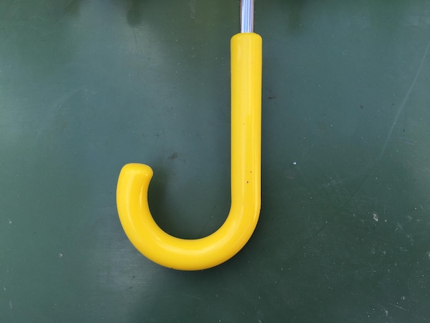 Foto immagine ritagliata di un ombrello giallo sul tavolo