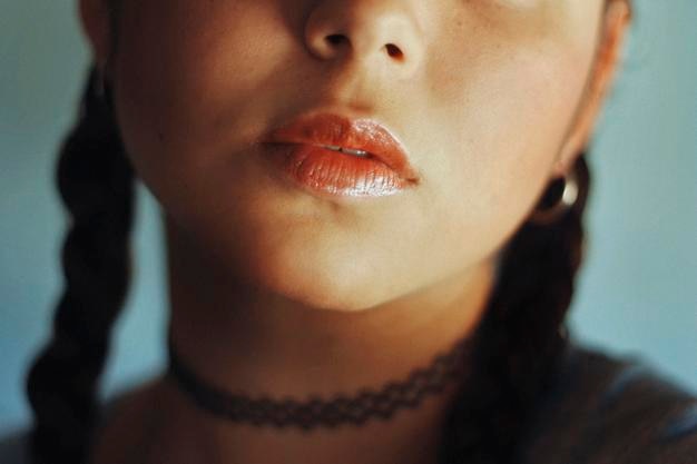 Photo cropped image of young woman wearing choker