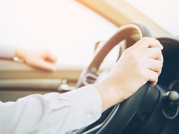 写真 車を運転するカットされた男