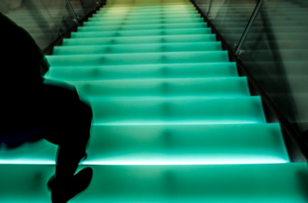 Фото Отрезанный человек спускается по лестнице.