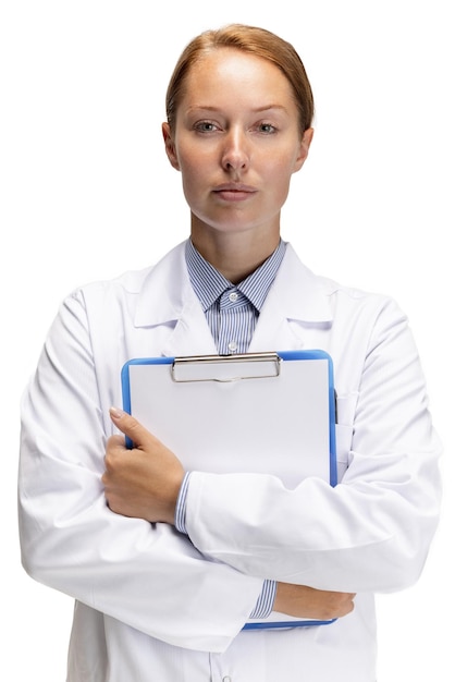 Фото Обрезанный портрет молодой мотивированной женщины-врача, позирующей изолированно на белом фоне