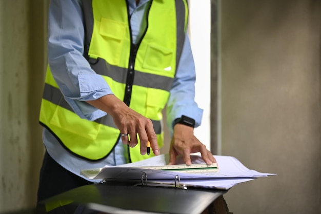 Photo cropped shot of engineer manager inspecting industrial building construction site industry engineer construction concept