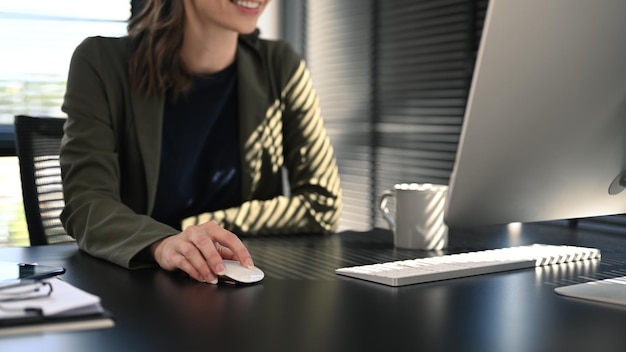 Обрезанный снимок женщины-предпринимателя, анализирующей финансовый рынок на экране компьютера на своем рабочем месте