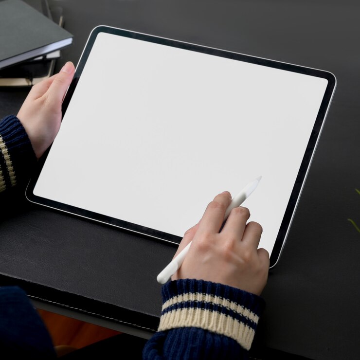 Photo 空白の画面のタブレットに取り組んでいる女性フリーランサーのショットをトリミング