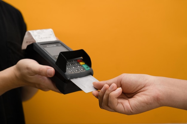 顧客からクレジットカード経由で支払いを受ける男性バリスタのトリミングショット 電子マネー非接触型決済のコンセプト