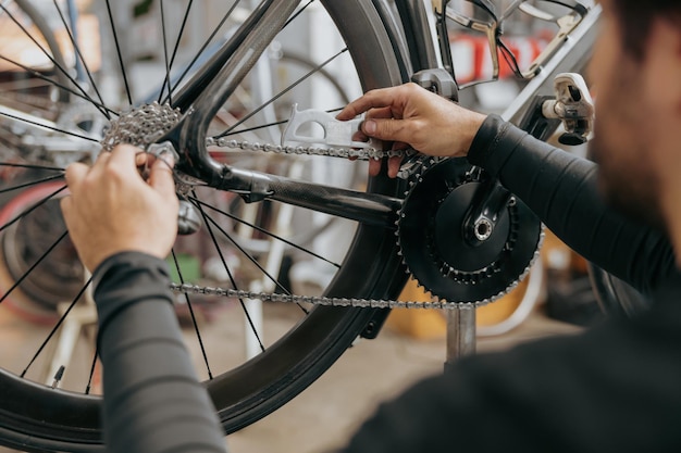 自転車ワークショップで働く男性メカニックのカットショット 自転車サービス修理とアップグレード